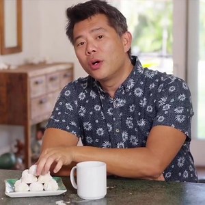 These Melting Moments Cookies are true to their name. Perfectly buttery with just the right amount of sweetness for a delicious melt-in-your-mouth treat. For recipe visit Foodland.com/recipes. #FoodlandHI #HolidayRecipes #HolidayCookies #FoodFamilyFriendsAloha | Foodland - Hawaii