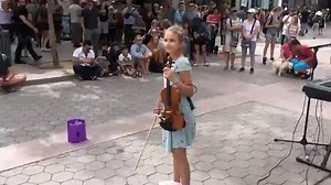 卡罗琳娜·普罗琴科（Karolina Protsenko）是一位乌克兰裔美国小提琴家和街头表演者。她的YouTube频道已经吸引了超过767万订阅和10亿观看