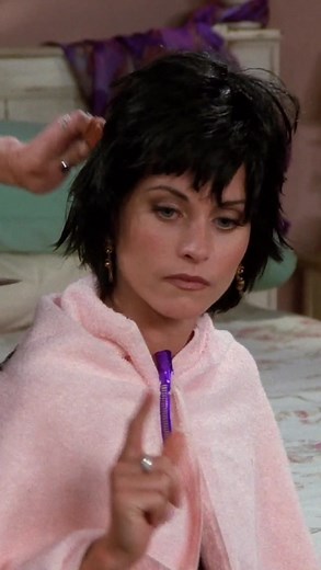 When you trust your #friends to cut your hair #friendstvofficial #friendstvshow #monicageller #phoebebuffay