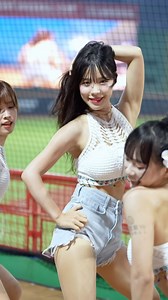 Dragon Beauties #82 李多慧 DahyeLee 이다혜 後援會 | 【多視角】多慧超強Twerk 海灘之約女孩日 中場舞 〈KISS OF LIFE - STICKY〉 @wdragons_baseball @dragon_beauties_official @kissoflife_s2 @le_dahye | Instagram