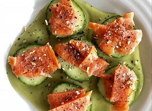 Keto Smoked Salmon on Cucumber Slices With Lemon-Avocado Sauce Recipe