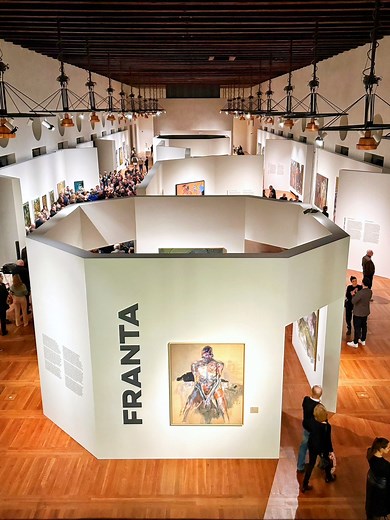 The exhibition Franta at the Riding Hall of Prague Castle Pražský hrad offers a comprehensive retrospective of František Mertl’s (Franta) seven-decade artistic journey. The current exhibition features paintings, large-scale ink drawings, and bronze sculptures. A key thematic focus is the condemnation of violence and war, highlighting Franta’s sensitivity to both the beauty and brutality of human existence. The exhibition includes loans from the artist, Czech and French museums, and private colle