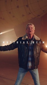 Matthias Reim's neue Single "Echte Helden" ist da!🦸‍♀️🎸 Der Song vereint zeitlose Rockklassiker mit modernen Klängen, während die tiefgründigen Texte uns in eine Welt des Muts und der Menschlichkeit entführen.🌈 ▶️ Hier geht's zum Musikvideo: https://youtu.be/aoU_RqxPvXA Ab Mai könnt ihr Matthias live erleben! Schnappt euch eure Tickets unter: 🎟️ https://bit.ly/MatthiasReim-Live2023-2024 | Semmel-Concerts