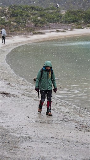 Turismo Ushuaia | Excursiones y Paseos on Instagram: "Hoy 17 de diciembre. Laguna Esmeralda está así ❄️💚 Sí, nevando 🤯 en pleno verano en Ushuaia 😍 Gente caminando, nieve cayendo y una de las postales más lindas del Fin del Mundo♥️💎 Esto no pasa todos los días… pero hoy pasó. ¿Venís a conocerla así? 📍 Ushuaia – Patagonia Argentina #LagunaEsmeralda #Ushuaia #FinDelMundo #Argentina"