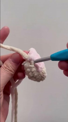 Crochet Tip: How to change colors in the same round. Ear tutorial for the Honey Bunny Pattern!