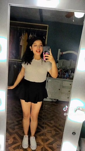 Bailando en Mini Falda: Baile Divertido y Sensual