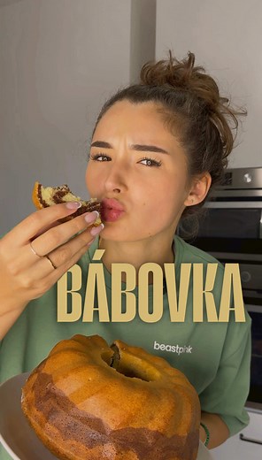 RECEPT NA MÁSLOVOU BÁBOVKU (od babičky)🤎 INGREDIENCE: • 200 g másla (rozpuštěného) • 250 g cukru krupice • 4 vejce (žloutky a bílky zvlášť) • 400 g hrubé mouky • 1 prášek do pečiva • 250 ml mléka • 1 vanilkový cukr • 1 lžíce kakaa • nastrouhaná kůra z citronu • máslo mouka na vymazání a vysypání formy POSTUP: 1) Máslo s cukrem vyšleháme 2) Do hmoty střídavě po částech přidáváme mouku, mléko a žloutky 3) Vmícháme vanilkový cukr a citronovou kůru 4) Z bílků a lžící cukru moučka ušleháme pevný sní