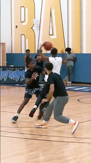 He Split Right Through The Defense 😮‍💨