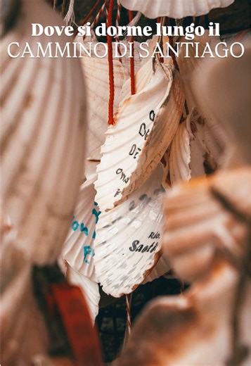 Dove si dorme quando si è in Cammino?😴 Il Cammino di Santiago è forse il cammino più famoso al mondo e attira ogni anno centinaia di migliaia di pellegrini🏃🏻 Ovviamente nel corso degli anni sono nate delle strutture ricettive per accogliere questi pellegrini. Queste strutture sono i cosiddetti 📍albergues Ne esistono di diversi tipi: 🔹Municipali: albergue pubblici con servizi basici a basso prezzo (5-12 euro) 🔹Privati: più costosi e offrono solitamente servizi migliori (15-20 euro) 🔹Donati