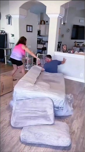 How to Open a Compressed Mattress Safely 😱 | Mattress Unboxing Mistakes to Avoid
