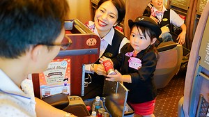 新幹線の車内清掃は匠の技！JR東海「新幹線なるほど発見デー」でパーサーなどの業務を体験 | 旅とおでかけ 鉄道チャンネル