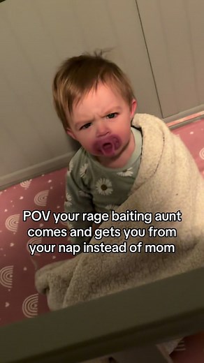 POV: tua tia te acorda do cochilo em vez da mãe