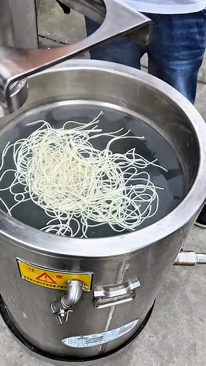 #Automatic noodle cutter#Automatic ramen machine#New concept of ramen#BeefRamen shop | Noodle Machine