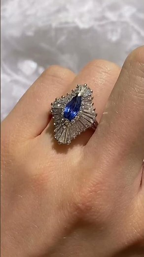 How stunning is this vintage sapphire ballerina ring? 🩰✨💙 #gemstone #vintage #antique #wedding