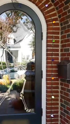 We’re back in Dallas, where Bob Gibbs and Matthew Wilson transformed their storybook Tudor home into a scene straight out of a vintage Halloween dream. 🎃✨ Layered with whimsical details, handmade touches, and an abundance of pumpkins, their home captures the charm and nostalgia of Halloween. Inside, a candlelit tablescape awaits friends before the night’s festivities—and outside, the neighborhood’s most beloved haunt comes to life once again. 🕯️👻 Step inside their magical Halloween home, only