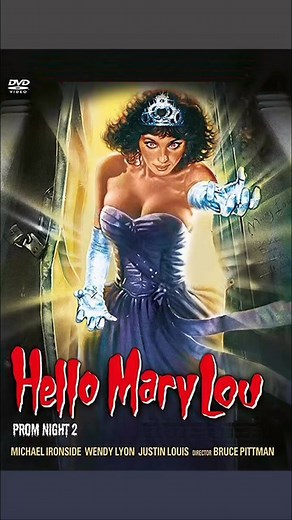 [FOCUS VHS – HELLO MARY LOU: PROM NIGHT II (1987)]Titre français : Le Bal de l’horreur 2 : Hello Mary Lou (sorti en VHS uniquement)Forget Freddy. Ignore Jason.Mary Lou Maloney est de retour… et elle veut votre bal.Sorti en 1987, Hello Mary Lou n’est pas une suite, mais plutôt une possession sauvage du concept du bal de promo version slasher.Dérivé de Prom Night (1980), mais sans aucun lien scénaristique, le film joue la carte du surnaturel, du blasphème et du style visuel outrancier.Une perle mé