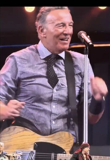 Bruce Springsteen 'Twist and Shout' Live Performance