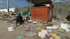 Acesso ao principal laboratório que fornece remédios para o SUS, no Rio, é tomado por lixo