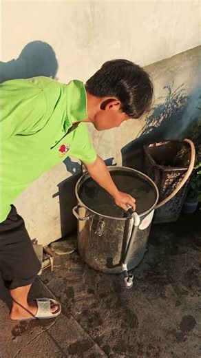 透明なチューブは、サイフォン プロセスを示しています。 Why water flows auto Simple experiment makes it clear!