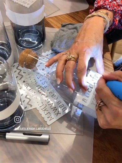 🎨✨ Retour sur notre atelier gravure sur verre à Maisons du Monde La Roche-sur-Yon ✨🎨 Quel plaisir de partager un moment aussi créatif et raffiné au cœur du magasin ! Nos participantes ont pu découvrir l’art délicat de la gravure sur verre — entre précision, patience et imagination — pour repartir avec leur propre création personnalisée 🥂 Au programme : 🤝 Initiation à la technique de gravure manuelle 💡 Conseils et astuces pour sublimer chaque motif 🎁 Un moment d’échange, de détente et de cr