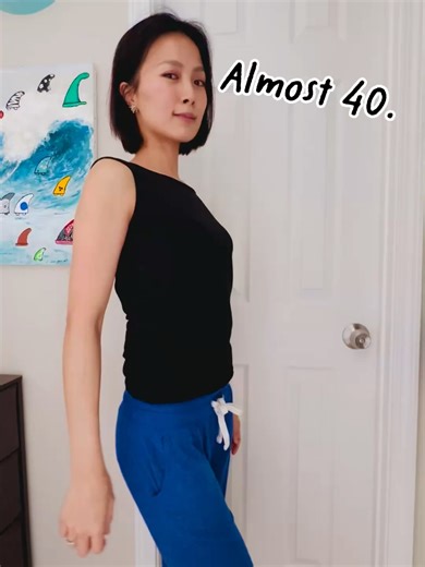 Try this for 2 weeks!!! Raise your belly button, not just suck in your tummy! 🙌 Think you can do it EASILY ?? Drop a comment and tell me how it feels😁😁 The secret is in your belly button! Yes, you read that right. By lifting your belly button up by just 5 cm (2 inches), you can create a longer, leaner, and more elegant waistline🙌 Try it today before/after the shower in front of a mirror: Feel your belly button lift, not your stomach crunch!!! おへそ上げチャレンジ⚡️２週間続けてみて。 引っ込めるのではなく、上にあげられるかしら？ お風呂の