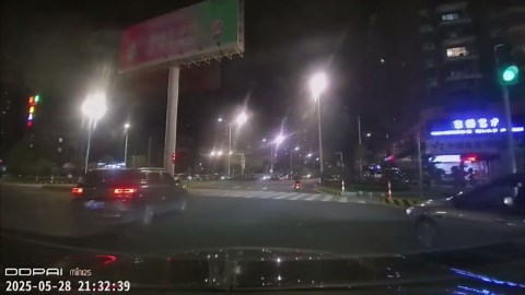 China: Stunning Fireball Meteor Lights Up Sky Over Maoming, Guangdong