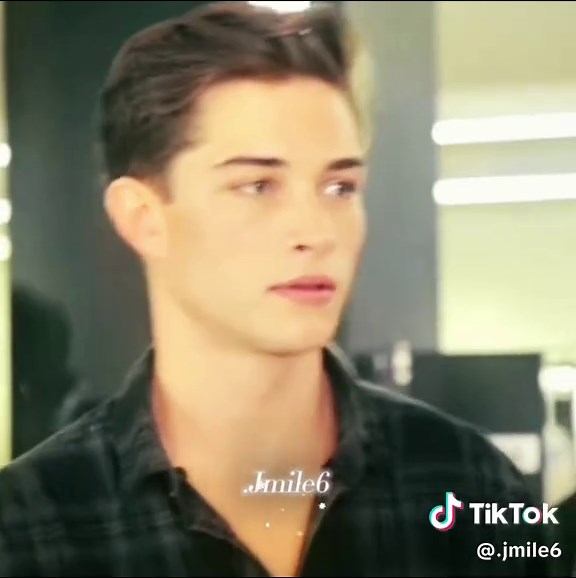 Francisco Lachowski: Exploring Chico's Unique Face Shape