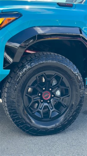 Muñoz Auto | TOYOTA • KIA • USADOS CERTIFICADOS on Instagram: "🌊 2026 TOYOTA 4RUNNER TRD PRO — Wave Maker Paint 🌊 Un SUV que combina carácter, poder y estilo único en cada detalle. ✨ Especificaciones destacadas: ✔️ Motor 4.0L V6 potente y confiable ✔️ Tracción 4x4 Off-Road con suspensión TRD exclusiva ✔️ Amortiguadores FOX para manejo agresivo y cómodo ✔️ Paquete TRD Pro con detalles premium de rendimiento ✔️ Color Wave Maker Paint (único y llamativo) ✔️ Interior espacioso con tecnología y con