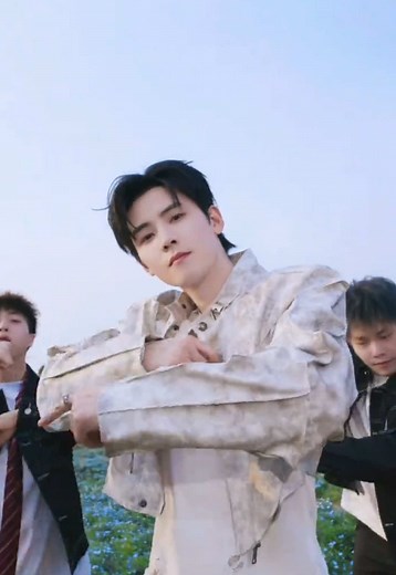 Ren Hao's Dance Moves in Pursuit of Jade