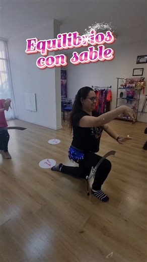 ⚔️ Raqs al Saif (Danza del sable) Muestra de algunos puntos de equilibrio que podemos utilizar en la Danza con sable 🔥 #sable #academiaaymelek #danzaarabe #bellydance #danzadelsable #danzadelvientre | Escuela Danza Arabe Aymelek