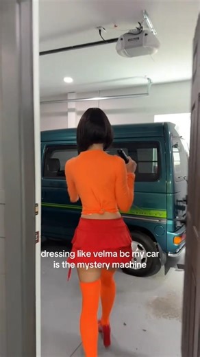 Dressing like Velma because my car is the mystery machine 💃💃😅