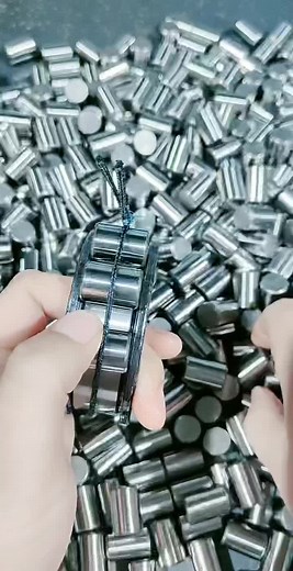 Exploring Mechanical Components with Close-Up Manipulation