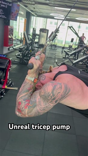 Monday morning tricep rituals 🫠 #triceps #unrealgym #trisb4bis #breadloaf