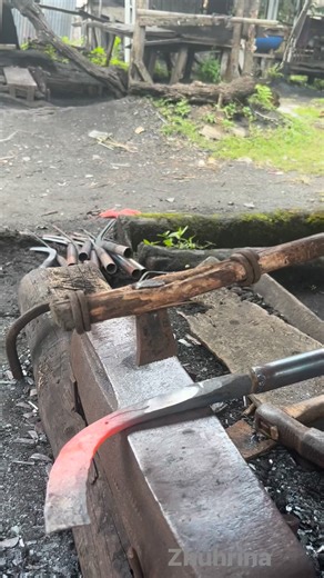 the process of stamping rubber plantation tools⚒️🔥 #rubbertapping #zhuhrina #blacksmith #metalart #stamps #PandaiBesiIndonesia #senivisual | Zhuhrina