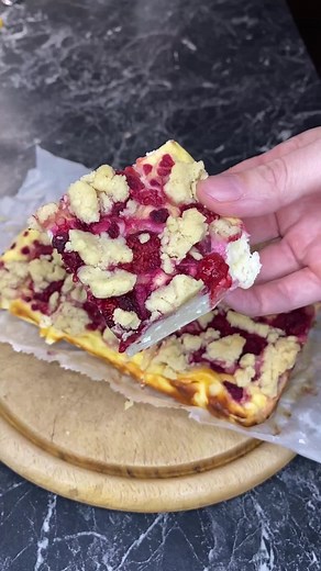 Tvarohový koláč s malinami a drobenkou