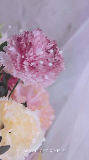 MOONLIGHT x KIELO flos 在妈妈怀里 世界开满花🧚‍♀属于她的日子 就请她做回被捧在手心的宝吧✨.【玫瑰荔枝水晶球蛋糕】 玫瑰花香中夹杂着荔枝的清甜果香在唇齿间留下甜蜜的味道✨#5INCH #LOWSUGAR.PRE-ORDER : https://app.moonlightcake.com/product-detail?product_id=1761 (MAMA'S GARDEN).花篮内包含了香薰花结合永生植物 寓意 ‘永不雕谢的爱’ 花材丰富以外还可长期保存、摆设观赏 增添氛围感✨#moonlightcakehouse #jb #kl #selangor #kieloflosristry #mothersday #motherlove #roselychee | MOONLIGHT CAKE HOUSE