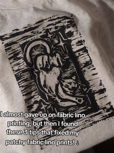 when i first tried lino printing on fabric literally years ago, it went SO badly that i avoided it like the plague until verrry recently..turns out I had no clue I was doing it entirely incorrectly, no wonder the super frustrating, patchy results. here are the THREE tips that fixed my patchy lino prints: 1) apply multiple thin layer back when i made my first attempts, i made the rookie mistake of fabric lino printing with the exact same technique i used for lino printing on paper - its pretty ob