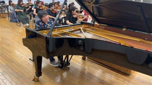 tsujiinobuyuki on Instagram: "#サントリーホールARKクラシックス @ark_classics_official 毎年、#三浦文彰 さんとアーティスティック・リーダーを務めさせていただいている音楽祭がいよいよ明日から始まります。 今年はスペシャル・ゲストに #ピンカスズーカーマン さんが参加してくださいます。 今日一日、ズーカーマンさんやオケの皆とのリハーサルは楽しんでできました、音楽祭中は様々なアーティストが曲を演奏しますので、多くの皆様に楽しんで頂けると思います。 カラヤン広場では無料のパブリックビューイングもあります！ 皆様に会場でお会いできるのを楽しみにしております #辻井伸行 #nobuyukitsujii"