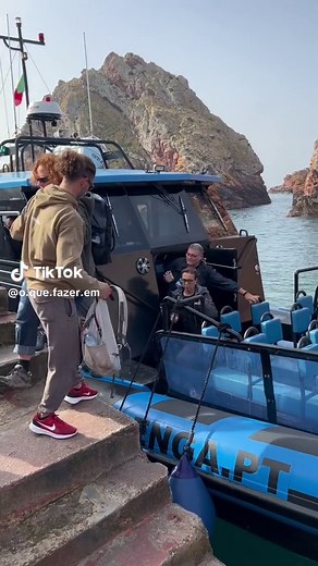 O arquipélago das Berlengas é formado por três ilhas, mas a Berlenga grande é a única habitada e aberta a visitação. Berlenga grande ou simplesmente “Ilha das Berlengas” como é popularmente conhecida, fica a 10 km do Porto de Peniche- Portugal🇵🇹. O acesso é feito através de barco, com opções de passeio de meio período (manhã ou tarde), dia todo ou pernoite. Fizemos o passeio com a @feelingberlenga e custou €22 €3 (taxa de turismo) por pessoa e contratamos o passeio ainda do Brasil 🇧🇷.Existem