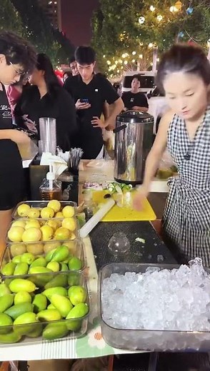Make lemonade with ice cubes for sale to make money