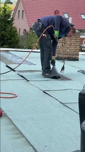 Gestückelte bitumenbahn (schweißbahn) auf Flachdach verlegen