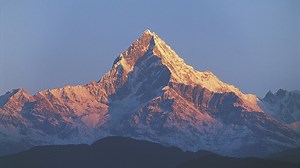 Spring is the short window when it's possible to climb the world's tallest mountain – Qomolangma. Chinese scientists have begun a research expedition with the help of some very experienced mountaineers. CGTN reporter Tao Yuan is with them and brings us the latest. #GrowingXizang | CGTN