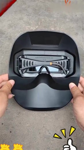 😎 Smart protection for real welders! ⚡ ✨ 2-in-1 auto-darkening welding goggles – clear vision when not welding, full protection when the arc is lit. 🔥 Automatic color change: Instantly darkens when the arc is detected, allowing you to clearly see the weld pool and weld points. 👓 Adjustable and comfortable design: The temples extend and adapt to your size, ensuring a firm, pressure-free fit. 🛡️ Full face protection: Detachable mask and goggle design, you can use them together or separately as