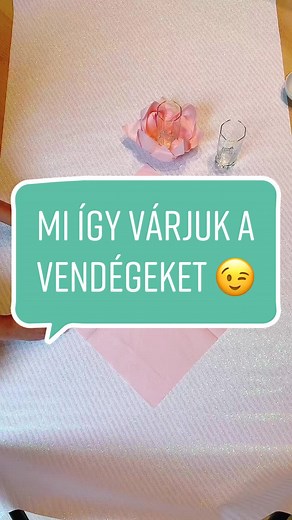 Mutatunk egy szalvétahajtogatós trükköt. A Pindurpalotában konyhafelszereléseket és más ajándéktárgyakat is találsz! #napkinfolding #terítés #teríték