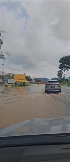 เจ้าหน้าที่ตำรวจ สภ ปราณบุรี จ.ประจวบคีรีขันธ์ อำนวยความสะดวกในการใช้เส้นทางจราจร หลังจากมีน้ำท่วมบนถนนเพชรเกษมเส้นทางปราณบุรี- หัวหินสายใน บริเวณทางเข้ารีสอร์ทโอโซน - แก่งกระทิง ต.วังก์พง และท่านนายอำเภอปราณบุรี ลงพื้นที่ตรวจสอบปัญหาน้ำท่วมหน้าซอยวังก์พง 12 cr.ข่าวประจวบ #พี่นาย