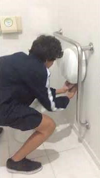 Tutorial de como cagar em banheiro público!!!