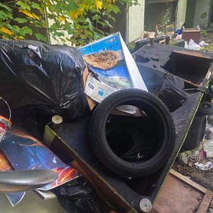 Hamburg-Harburg - von der Politik vergessen - "Integration gibt es hier nicht" Chris, Anwohner: "Es fühlt sich so an, als ob Harburg und besonders das Phoenix-Viertel von der Politik vergessen wurde. Im Phoenix-Viertel fühlt man sich mittlerweile wie in einem anderen Land. Jeden Tag Messerstechereien. Kinder werden gemobbt, weil sie deutsch sind und Schweinefleisch essen. Unsere Spielplätze und Sportplätze sind Drogenumschlagsplätze. Die Leute schmeißen ihren Müll auf die Straße, so dass die Rat