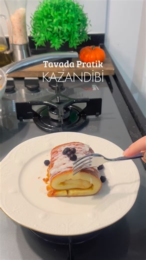 Mutfak Filozofu on Instagram: "Tavada Kazandibi 🍮 Muhallebisi için ✨2,5 su bardağı süt ✨1 çay bardağı şeker ✨1,5 yemek kaşığı un ✨1,5 yemek kaşığı nişasta ✨Yarım paket vanilya ✨1 yumurta sarısı ✨Tavada karamelize yapmak için 2 yemek kaşığı pudra şekeri. —Yapılışı — İlk olarak mahallesini yapıp hazır edelim. Tüm malzemeleri tencereye alıp koyu kıvam alana kadar pişirelim. Altını kapatıp kabuklanmaması için ara ara karıştıralım. Ardından 2 yemek kaşığı Pudra şekerini alt tabanı düz olan bir tavay