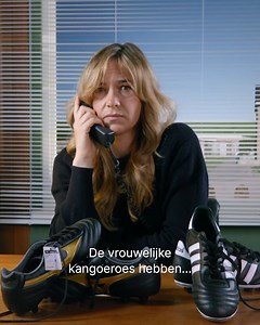 Kangoeroe is ook in Europa immens populair. Ruim anderhalf miljoen kangoeroes eindigen jaarlijks als hondenvoer, handtas of voetbalschoen. Maar waar halen ze al die kangoeroes toch vandaan? 👀 Stream de Keuringsdienst van waarde-uitzending 'Kangoeroe' bij KRO-NCRV op NPO Start. | Keuringsdienst van waarde