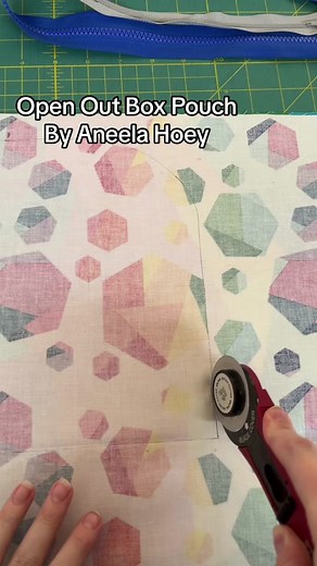 Pattern is the Open Out Box Pouch by Aneela Hoey #memademay #aneelahoey #openoutboxpouch #sewingbags #quiltersoftiktok #quilttok